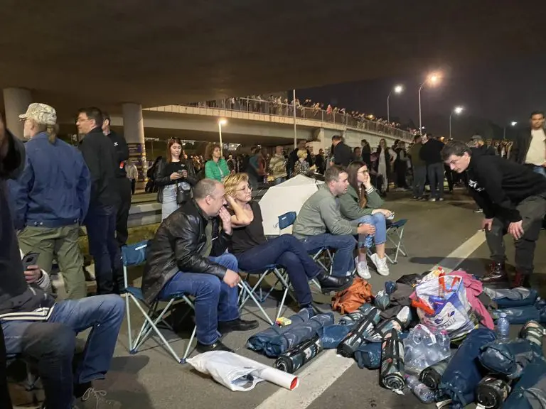 Građani proveli noć na autoputu, traže ispunjenje zahtjeva i poručuju: Šatori će biti tu koliko god treba! FOTO