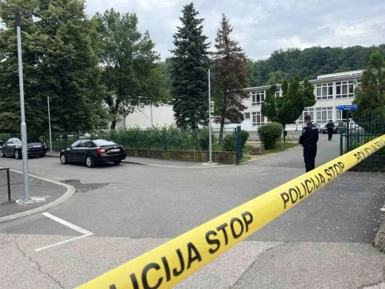 Šta se dešava sa dječakom koji je pucao u nastavnika u Lukavcu?