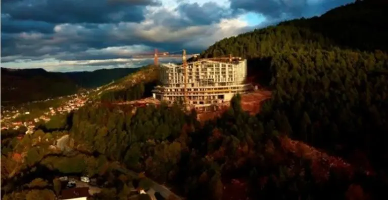 Neki mu se dive, neki su zgroženi gomilom betona usred šume: Evo kako iz vazduha izgleda ‘Roof Gardens’ na Trebeviću