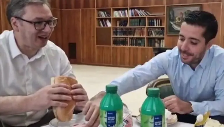 Obratite pažnju na jedan detalj na snimku gdje Vučić pravi sendvič s parizerom