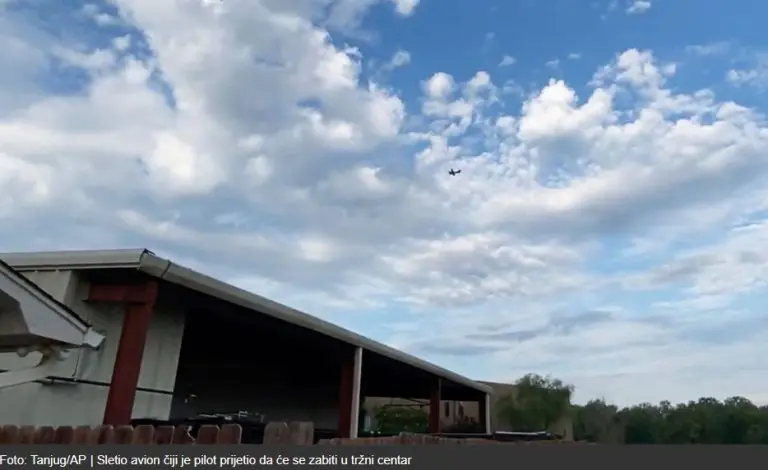 Sletio avion čiji je pilot prijetio da će se zabiti u tržni centar