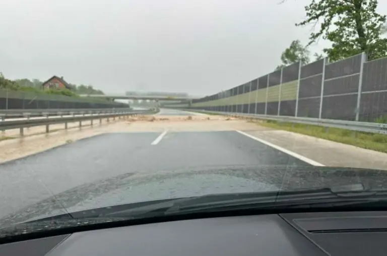 Haos na autoputu Banjaluka-Doboj: Kamenje i vodene bujice po putu (FOTO)
