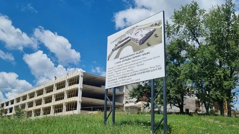 Blokirani računi firme koja pravi “čuvenu” garažu kod UKC Srpske