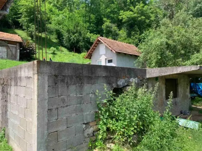 Kako su prevareni povratnici u Foči: Potrošen novac za obnovu kuća, korisnici krive izvođača radova