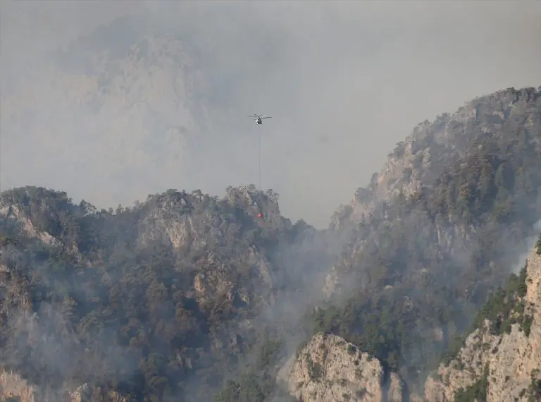 Vatrogasne ekipe na terenu i dalje se bore sa šumskim požarima u Kemeru (FOTO)