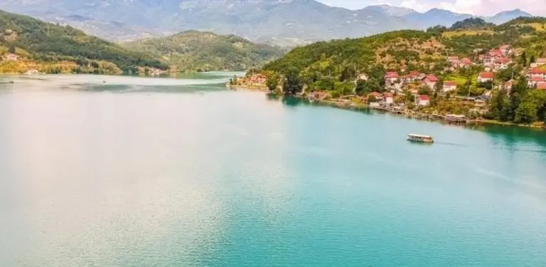 Hrvatski medij: Ovo predivno jezero u Bosni i Hercegovini idealno je za odmor