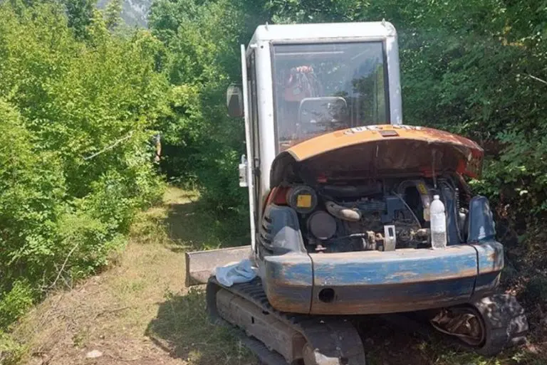 Mještani tijelima spriječili probijanje nelegalnog puta prema kamenolomu