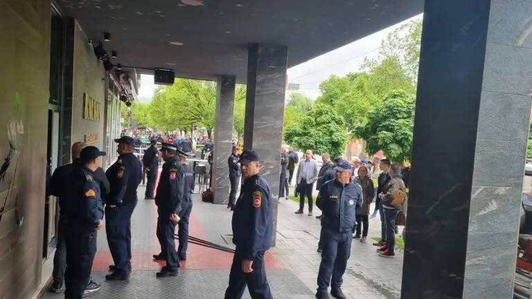 Malbašić sa policijom preuzima „Balkon“, vrata su provljena i policija je ušla u lokal