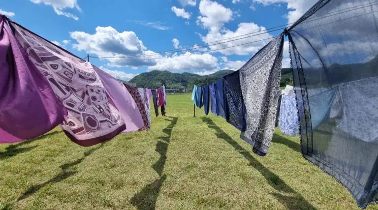 Otvorena umjetnička instalacija “Majčina marama” u Memorijalnom centru Srebrenica-Potočari