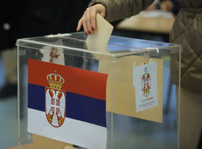 Zabilježene brojne nepravilnosti na izborima u Srbiji, organizovano dovođenje birača iz BiH i Kosova