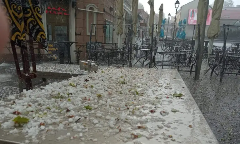 Snažno nevrijeme pogodilo Tuzlu. Gradske ulice su potopljene