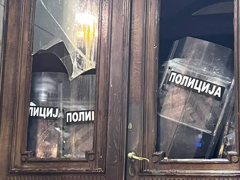 Najmoćnija slika sa sinoćnog protesta: Sama naspram kordona