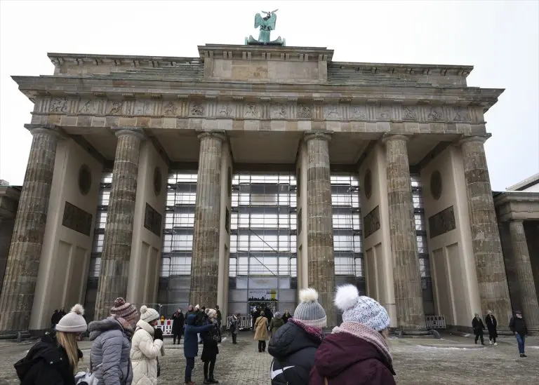 Njemačka bi mogla potpuno zabraniti krajnju desnicu
