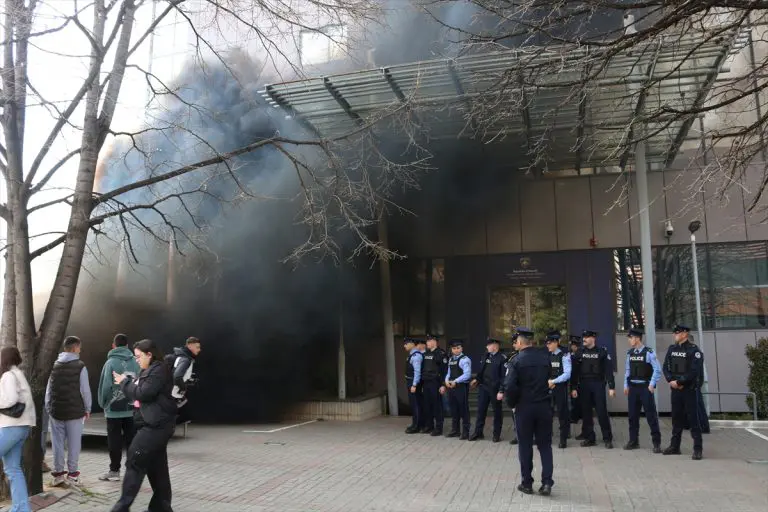 Bačene dimne bombe na zgradu vlade u Prištini, protest zbog sporazuma u Ohridu
