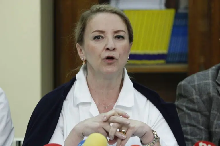 Izetbegović prepušta mjesto predsjednika SDA svojoj supruzi: Doktorica Sebija i ja ćemo izliječit ovo posrnulo društvo do sljedećih izbora!