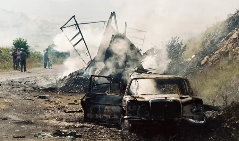 Novosti donose fotografije raketirane Petrovačke ceste