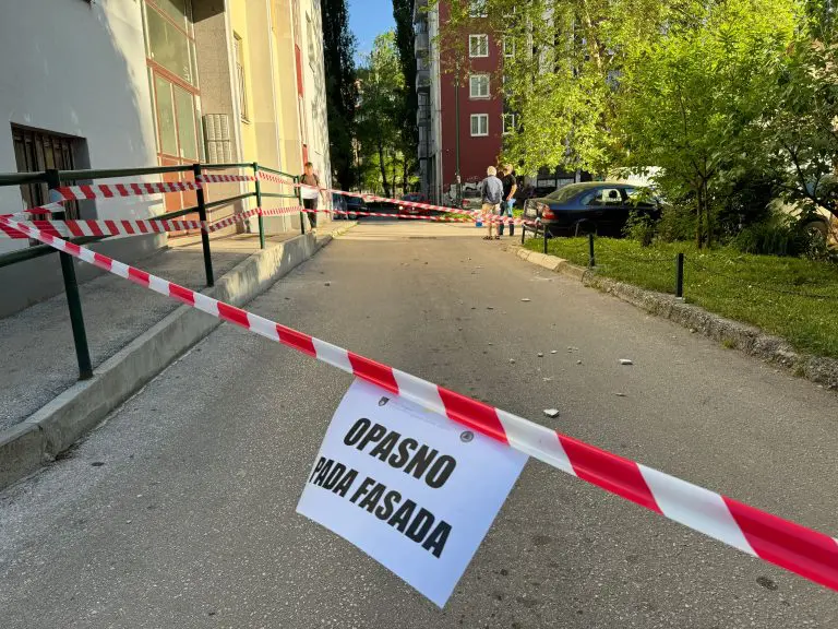 Odlomio se komad fasade sa nebodera u Sarajevu, pukom srećom izbjegnuta tragedija