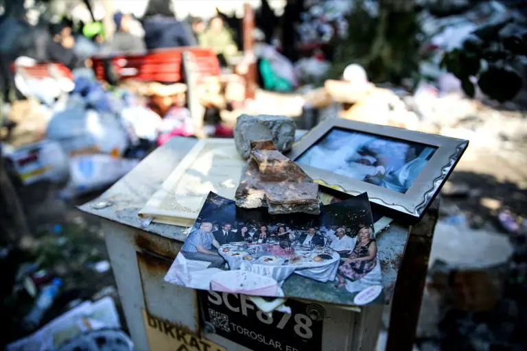 Nakon razornih zemljotresa u Turskoj: Ispod ruševina fotografije i uspomene na sretna vremena
