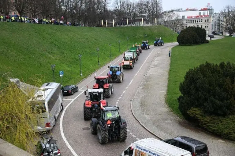 Veliki protest u Poljskoj: Oko 70.000 poljoprivrednika blokiralo puteve koji vode do velikih gradova