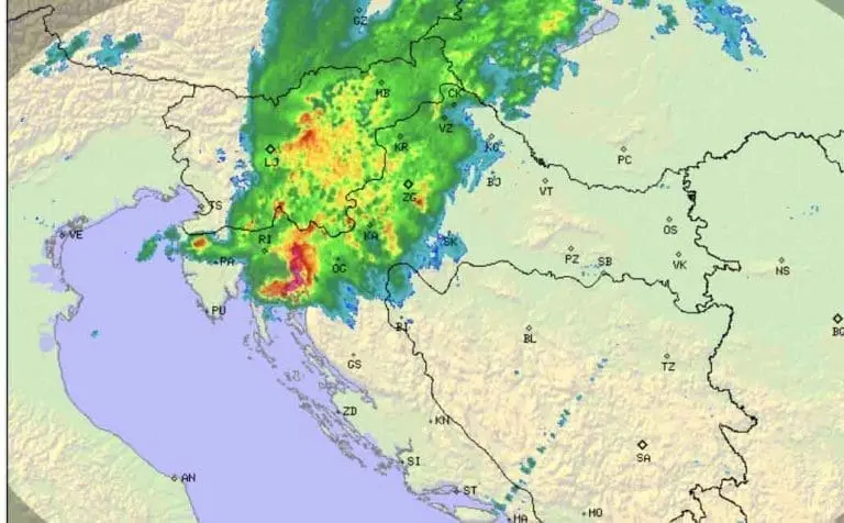 Grmljavinsko nevrijeme ide sa zapada prema istoku i sjevernim područjima BiH. Pazite se olujnog vjetra