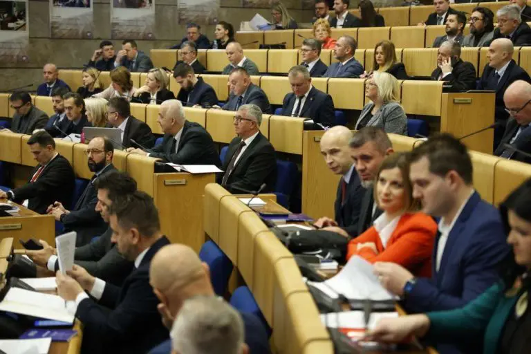 Zastupnici opet iz šupljeg u prazno: Besmislene rasprave će skupo platiti građani FBiH