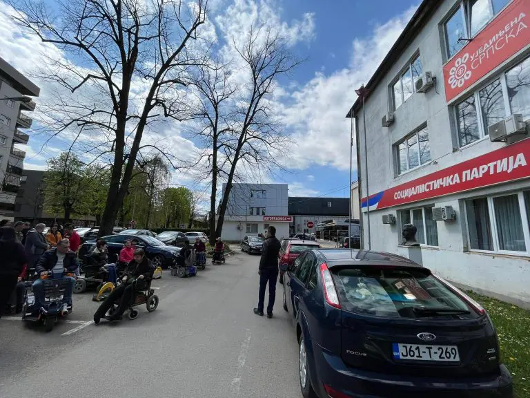 Radnici i stanari Centra za profesionalnu rehabilitaciju i zapošljavanje invalida Banjaluka okupili se ispred Socijalističke partije RS