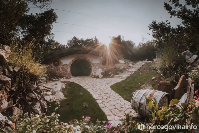 MOSTARSKI HOBBITON Trojica prijatelja napravila su kućicu iz Gospodara prstenova