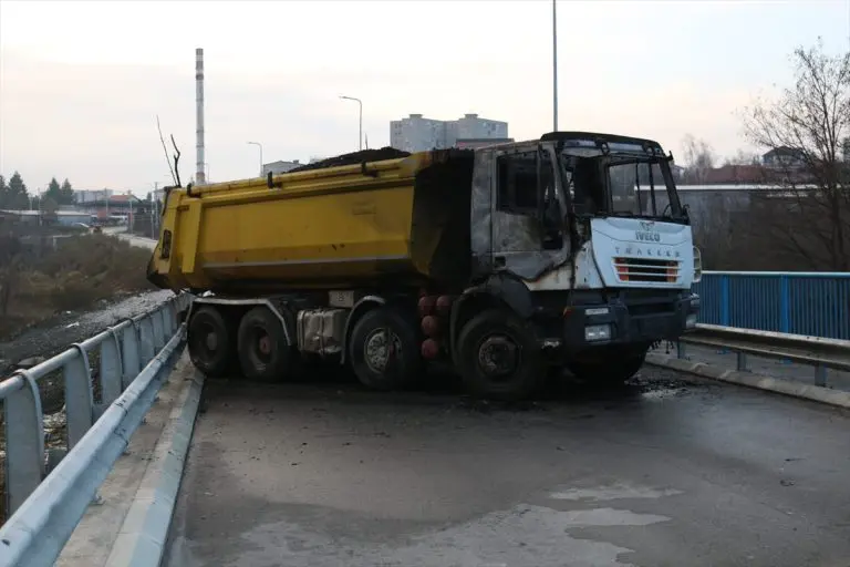 Kosovo: Zapaljena dva kamiona na barikadi na mostu kod Dudinog Krša