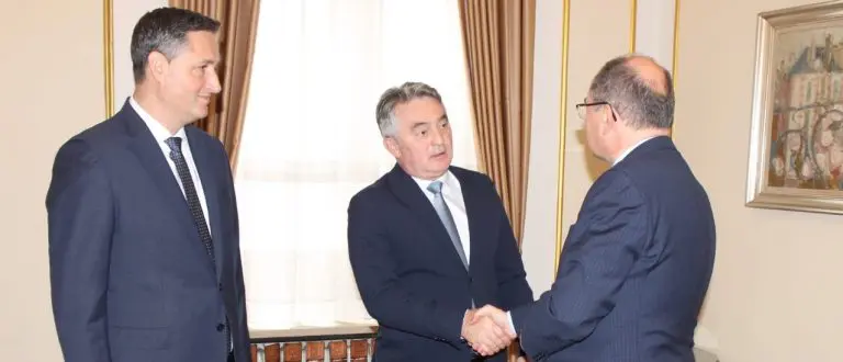 Bećirović razgovarao sa Schmidtom o zakonu o državnoj imovini, evo šta je saopšteno