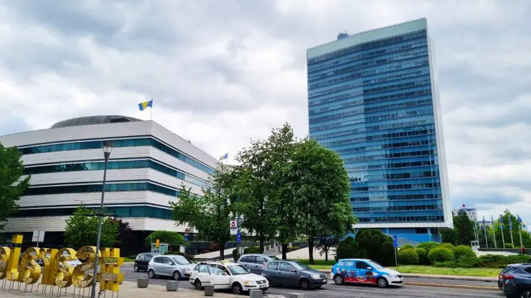 Poslanici i delegati penzioneri iz RS u Parlamentu BiH obradovali se pomoći od 100 KM!