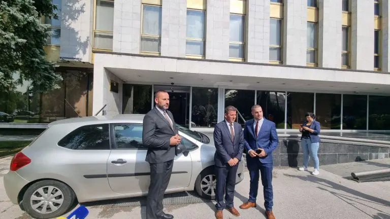 Vukanović parkirao automobil ispred NSRS: Ovo je razlog…