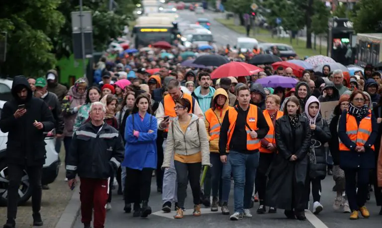 U Novom Sadu održana šetnja sa 18 stajanja za 18 žrtava pucnjava