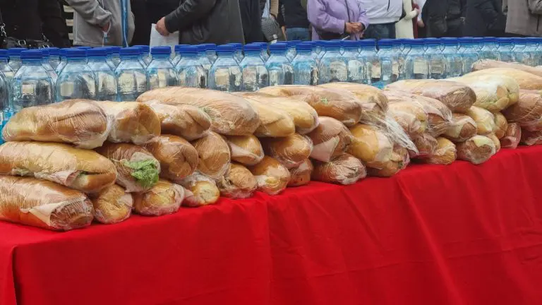 Dijelio je sendviče, penjao se u vatrogasni kamion: Današnja deložacija sa parkinga za Stanivukovića je bila potpuno drugačija