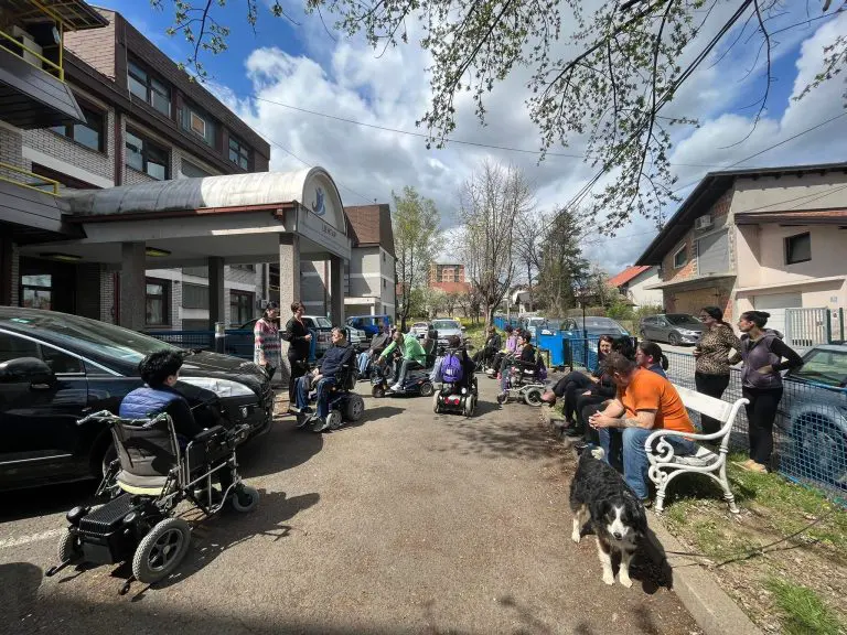 Radnici i stanari Centra za profesionalnu rehabilitaciju i zapošljavanje invalida Banjaluka šetaju do Socijalističke partije RS