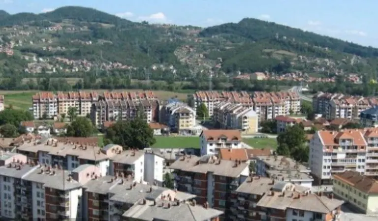 Doboj: Podnesena krivična prijava zbog parkinga i zemljišta koje pripada stambenim zgradama