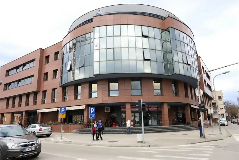 “Došli su sa diplomama seoskih fakulteta” Radnici UIO PALI NA TESTU OPŠTEG ZNANJA, neki od njih nemaju pojma gdje rade