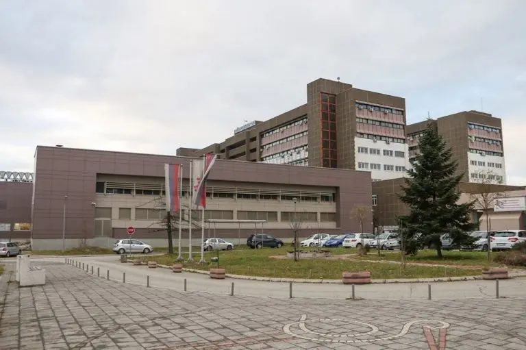Radnik pao sa krova kuće u Banjaluci, prebačen na UKC RS