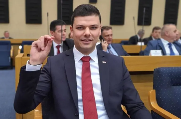 Smijenjen Momčilo Antonić