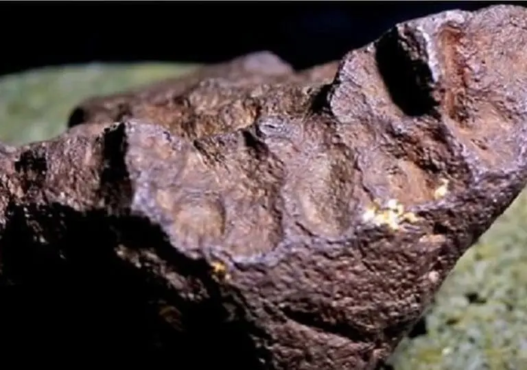 Kamen koji mu 80 godina drži vrata šupe zapravo vrijedi 75.000 dolara