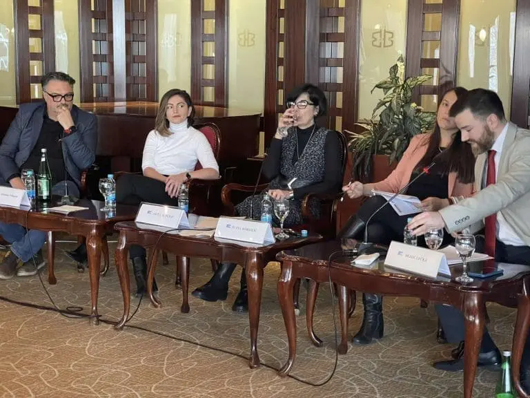 Novinarima nije isto dobiti “plavu” ili “roze” kovertu