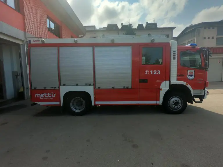 Napao vatrogasca koji mu je pomagao dok je gorio mercedes u Banjaluci
