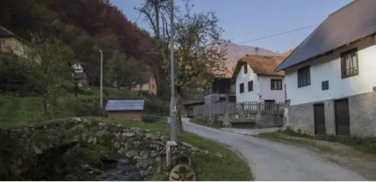 Dobrotvor iz srednje Bosne svom selu ostavio više od milion KM