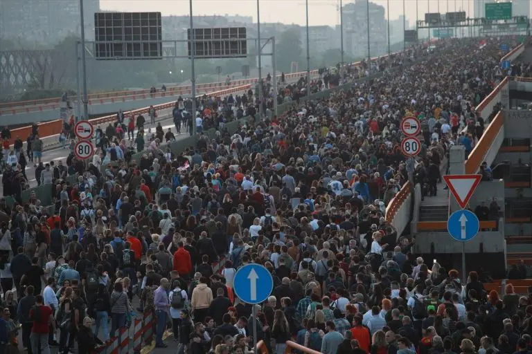 Bilježnica Robija K.: Doli vlada!