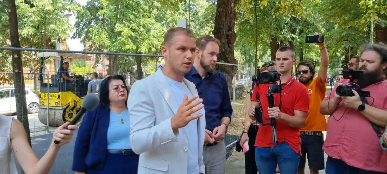 Draško Stanivuković sa nezadovoljnim stanarima u Aleji Svetog Save