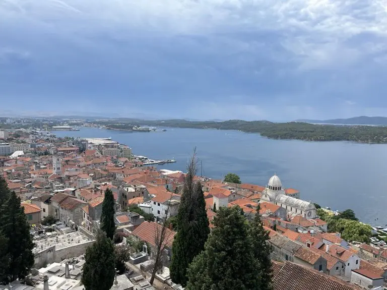 Vapaj ugostitelja iz dalmatinskog turističkog središta: “Turisti više šetaju, nego što jedu i spavaju”