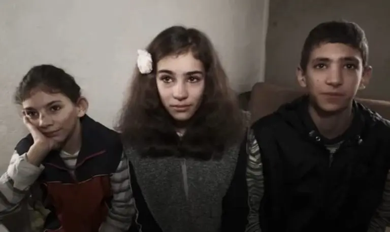 Za Božić imaju 3 želje: Lutka, Ana i Dušan odrastaju u kući od blata, komšije su im orlovi