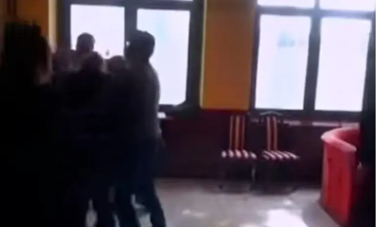 Snimak tuče odbornika zapalio mreže: Sjednica se završila skandalozno (VIDEO)