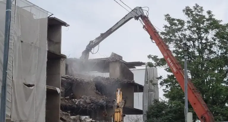 Počelo rušenje nedovršenog hotela “Palas”, pogledajte kako će izgledati novi hotel u centru Banjaluke