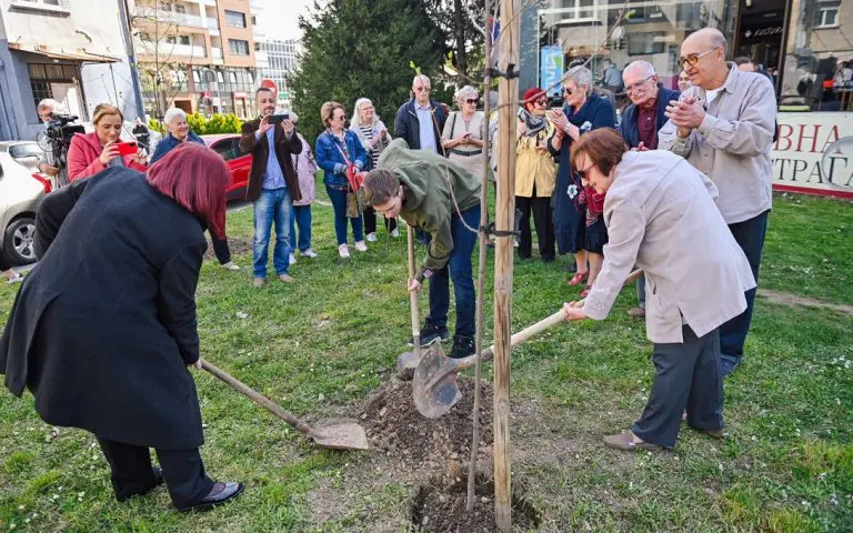 Sjećanje na banjalučku „Realku“: Sadnjom počeli obilježavanje 55 godina mature