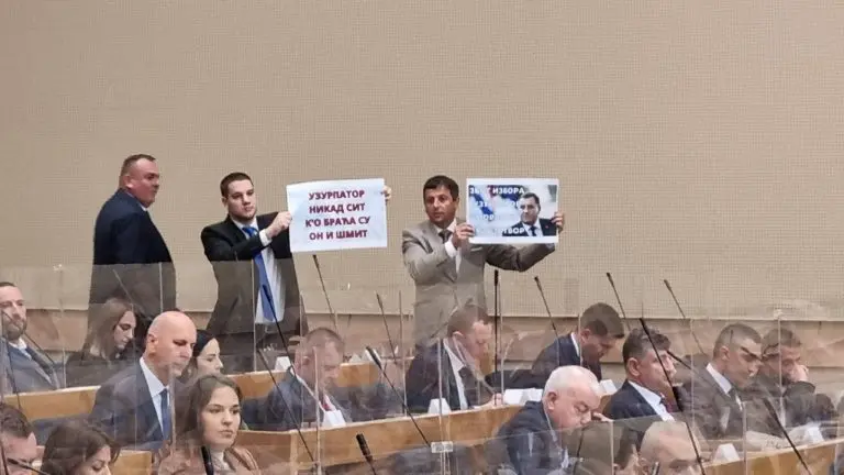 Vukanović dizao transparent u Narodnoj skupštini RS, služba mu pokidala